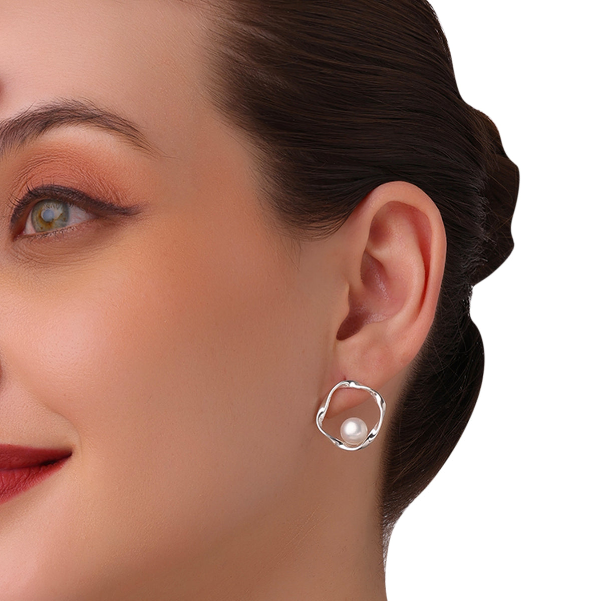 Sculptural pearl drop earring
