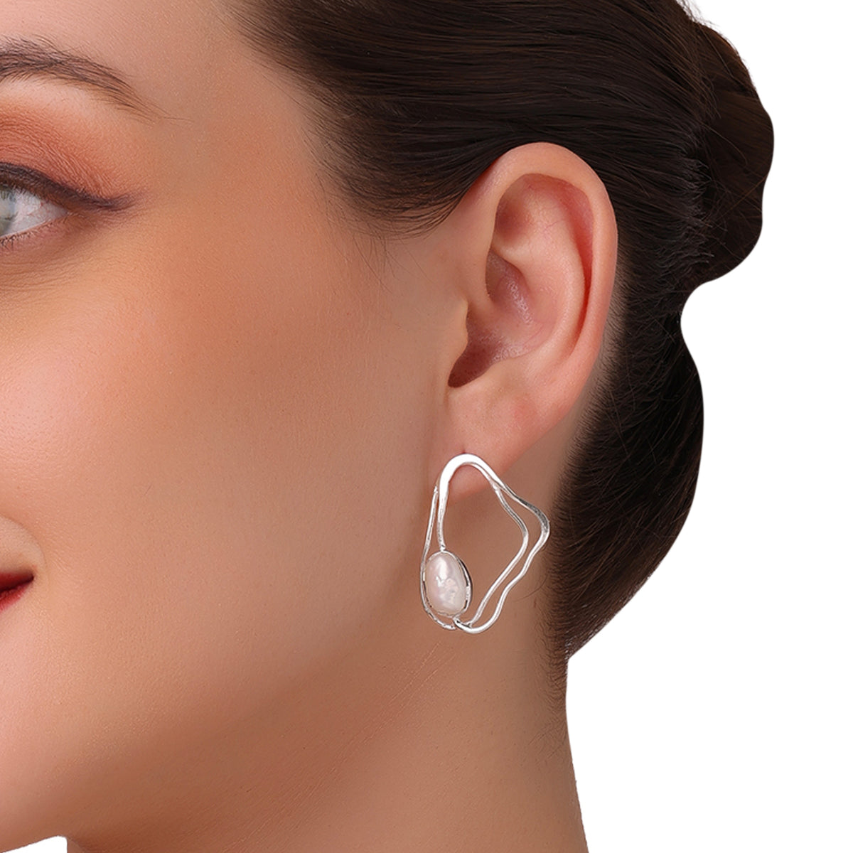 Aura sculpt pearl earring